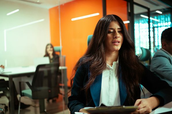 Adoptez le chic de la tenue robe indienne moderne dès maintenant!